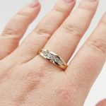 Sárga arany modern gyűrű cirkónia kövekkel