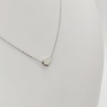 Fehér arany nyaklánc egyszerű szívvel