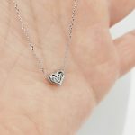 Fehér arany nyaklánc egyszerű szívvel