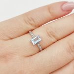 Fehér arany gyűrű kék topázzal és cirkóniákkal