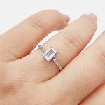 Fehér arany gyűrű kék topázzal és cirkóniákkal