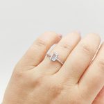 Fehér arany gyűrű kék topázzal és cirkóniákkal