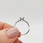 Fehér arany gyűrű kék topázzal és cirkóniákkal