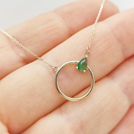 Sárga arany modern nyaklánc zöld kővel