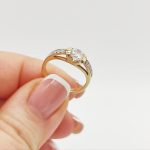 Jeddaira arany eljegyzési gyűrű