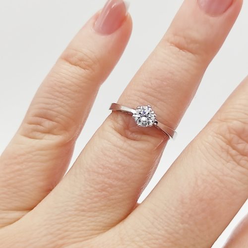 Pirletta arany eljegyzési gyűrű