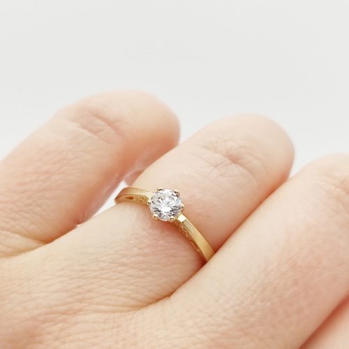 Pirletta arany eljegyzési gyűrű