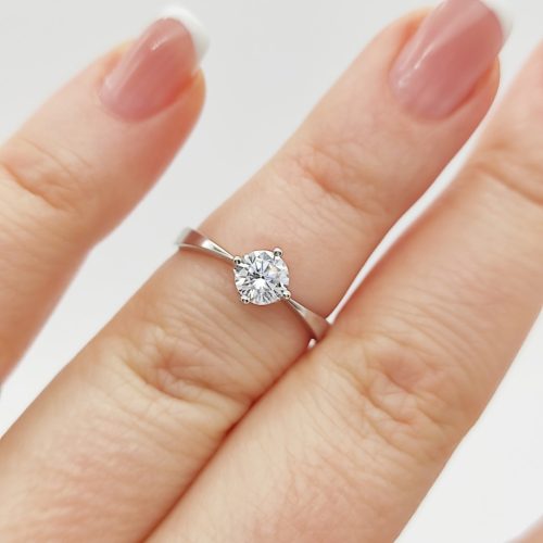 San Marina arany eljegyzési gyűrű